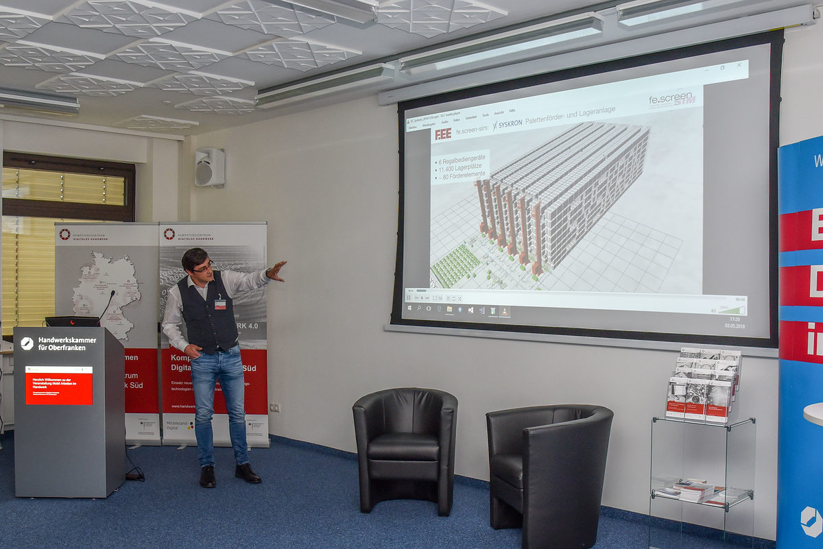 Umso größer die Planung, umso sinnvoller der Einsatz: Peter Meier von der F.EE GmbH (Neunburg a.W.) zeigte bei der Fachveranstaltung des KDH anhand von Beispielen die Vorteile einer Virtuellen Inbetriebnahme auf. Umso größer die Planung, umso sinnvoller der Einsatz: Peter Meier von der F.EE GmbH (Neunburg a.W.) zeigte bei der Fachveranstaltung des KDH anhand von Beispielen die Vorteile einer Virtuellen Inbetriebnahme auf.