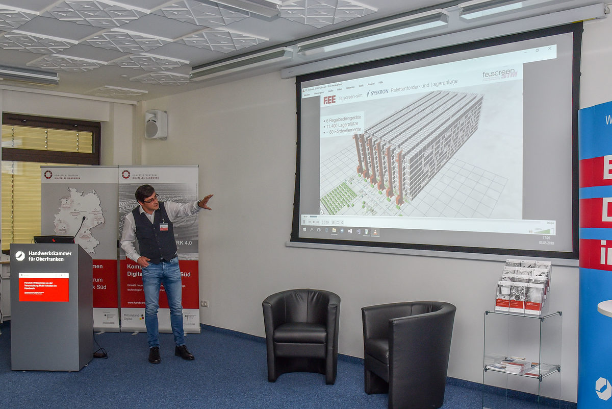 Umso größer die Planung, umso sinnvoller der Einsatz: Peter Meier von der F.EE GmbH (Neunburg a.W.) zeigte bei der Fachveranstaltung des KDH anhand von Beispielen die Vorteile einer Virtuellen Inbetriebnahme auf.