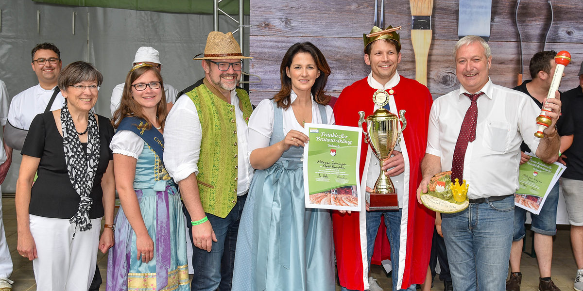 Glücklicher Bratwurstkönig: Stephan Jamm von der Metzgerei Deininger (Markt Einersheim) bei der Krönung durch Bayerns Landwirtschaftsministerin Michaela Kaniber (Mitte), Oberfrankens Regierungspräsidentin Heidrun Piwernetz, die oberfränkische Bierkönigin Christina Ponfick, HWK-Präsident Thomas Zimmer und Pegnitz` Bürgermeister Uwe Raab (von links). Glücklicher Bratwurstkönig: Stephan Jamm von der Metzgerei Deininger (Markt Einersheim) bei der Krönung durch Bayerns Landwirtschaftsministerin Michaela Kaniber (Mitte), Oberfrankens Regierungspräsidentin Heidrun Piwernetz, die oberfränkische Bierkönigin Christina Ponfick, HWK-Präsident Thomas Zimmer und Pegnitz` Bürgermeister Uwe Raab (von links).