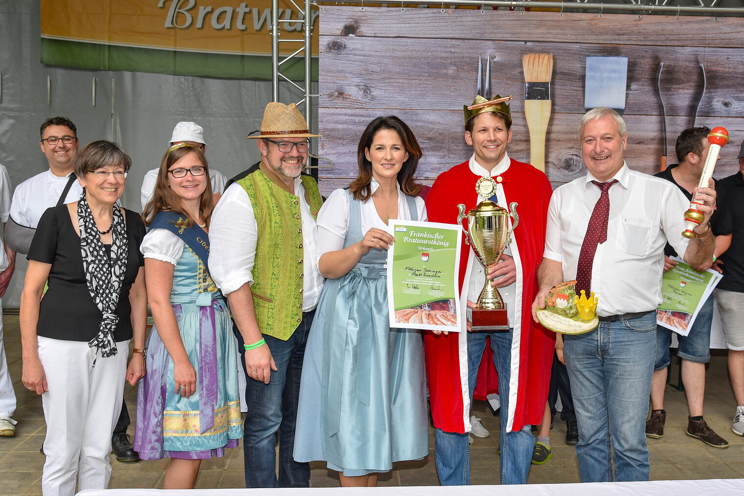 Glücklicher Bratwurstkönig: Stephan Jamm von der Metzgerei Deininger (Markt Einersheim) bei der Krönung durch Bayerns Landwirtschaftsministerin Michaela Kaniber (Mitte), Oberfrankens Regierungspräsidentin Heidrun Piwernetz, die oberfränkische Bierkönigin Christina Ponfick, HWK-Präsident Thomas Zimmer und Pegnitz` Bürgermeister Uwe Raab (von links). 