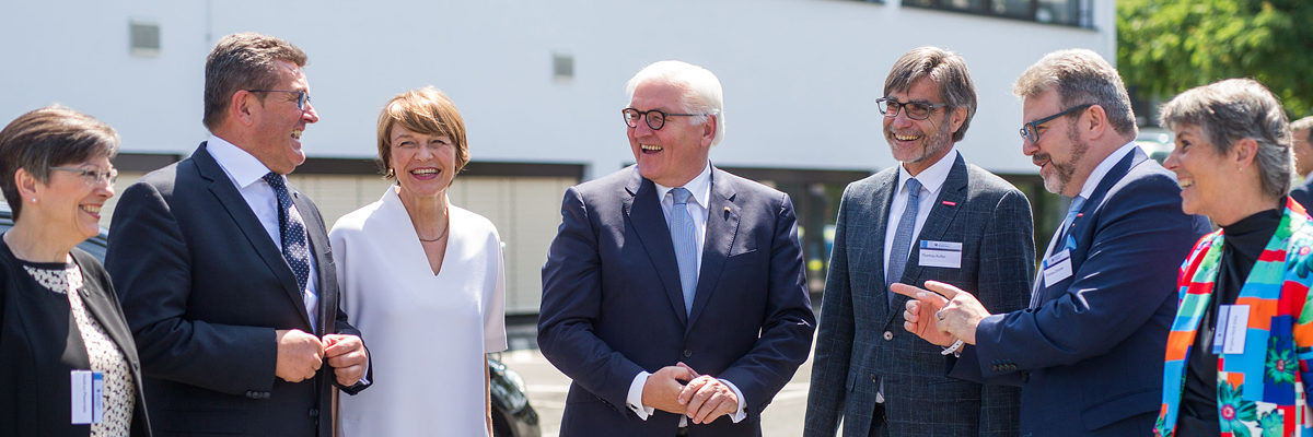 Gute Stimmung beim Besuch: Regierungsvizepräsidentin Heidrun Piwernetz, Bayerns Wirtschaftsminister Franz Josef Pschierer, Elke Büdenbender, Bundespräsident Frank-Walter Steinmeier, HWK-Hauptgeschäftsführer Thomas Koller, HWK-Präsident Thomas Zimmer und Bayreuths Oberbürgermeisterin Brigitte Merk-Erbe. Gute Stimmung beim Besuch: Regierungsvizepräsidentin Heidrun Piwernetz, Bayerns Wirtschaftsminister Franz Josef Pschierer, Elke Büdenbender, Bundespräsident Frank-Walter Steinmeier, HWK-Hauptgeschäftsführer Thomas Koller, HWK-Präsident Thomas Zimmer und Bayreuths Oberbürgermeisterin Brigitte Merk-Erbe.