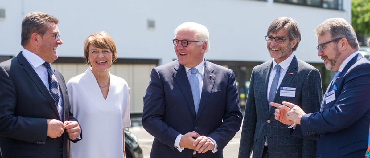 Gute Stimmung beim Besuch: Regierungsvizepräsidentin Heidrun Piwernetz, Bayerns Wirtschaftsminister Franz Josef Pschierer, Elke Büdenbender, Bundespräsident Frank-Walter Steinmeier, HWK-Hauptgeschäftsführer Thomas Koller, HWK-Präsident Thomas Zimmer und Bayreuths Oberbürgermeisterin Brigitte Merk-Erbe. Gute Stimmung beim Besuch: Regierungsvizepräsidentin Heidrun Piwernetz, Bayerns Wirtschaftsminister Franz Josef Pschierer, Elke Büdenbender, Bundespräsident Frank-Walter Steinmeier, HWK-Hauptgeschäftsführer Thomas Koller, HWK-Präsident Thomas Zimmer und Bayreuths Oberbürgermeisterin Brigitte Merk-Erbe.