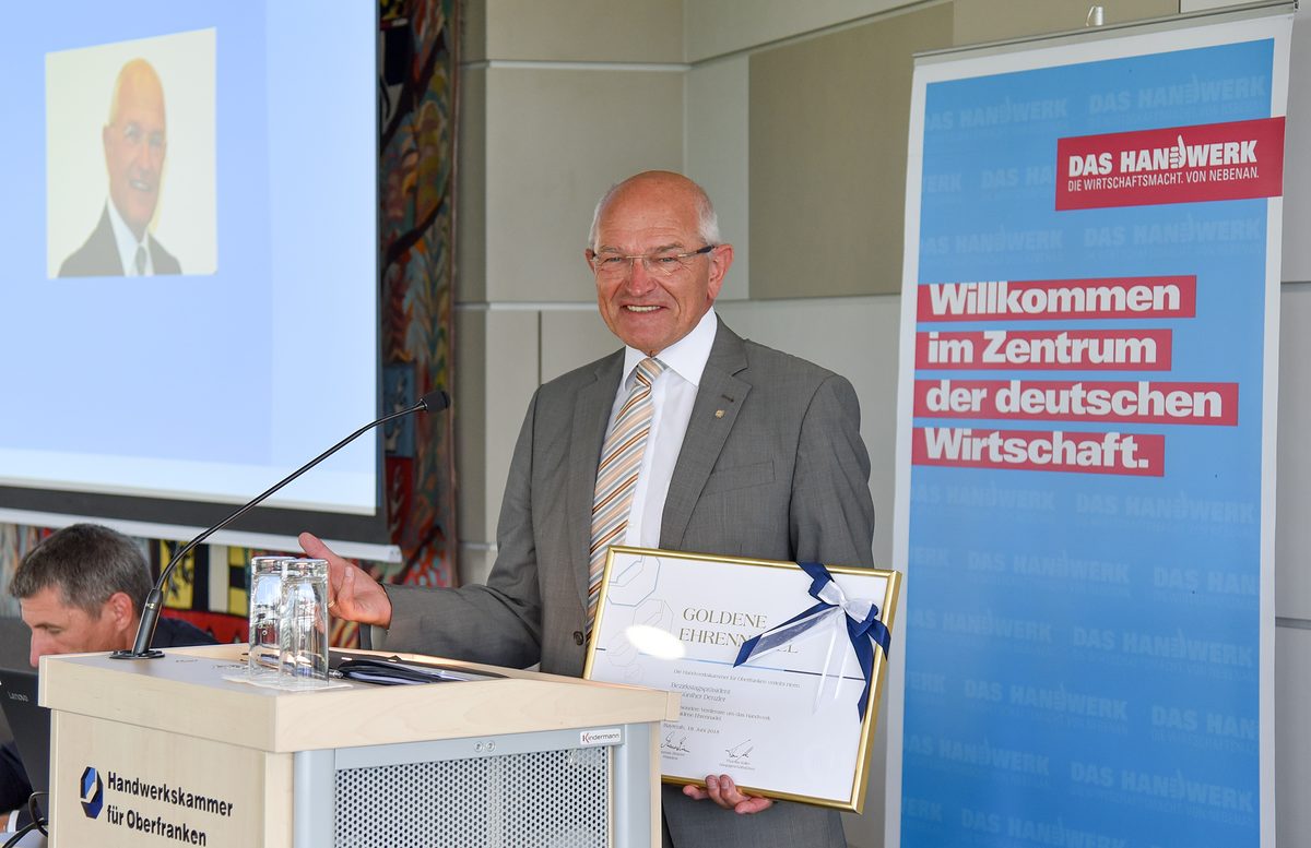 Sichtlich stolz bedankte sich Dr. Günther Denzler für die Würdigung durch das oberfränkische Handwerk. Sichtlich stolz bedankte sich Dr. Günther Denzler für die Würdigung durch das oberfränkische Handwerk.