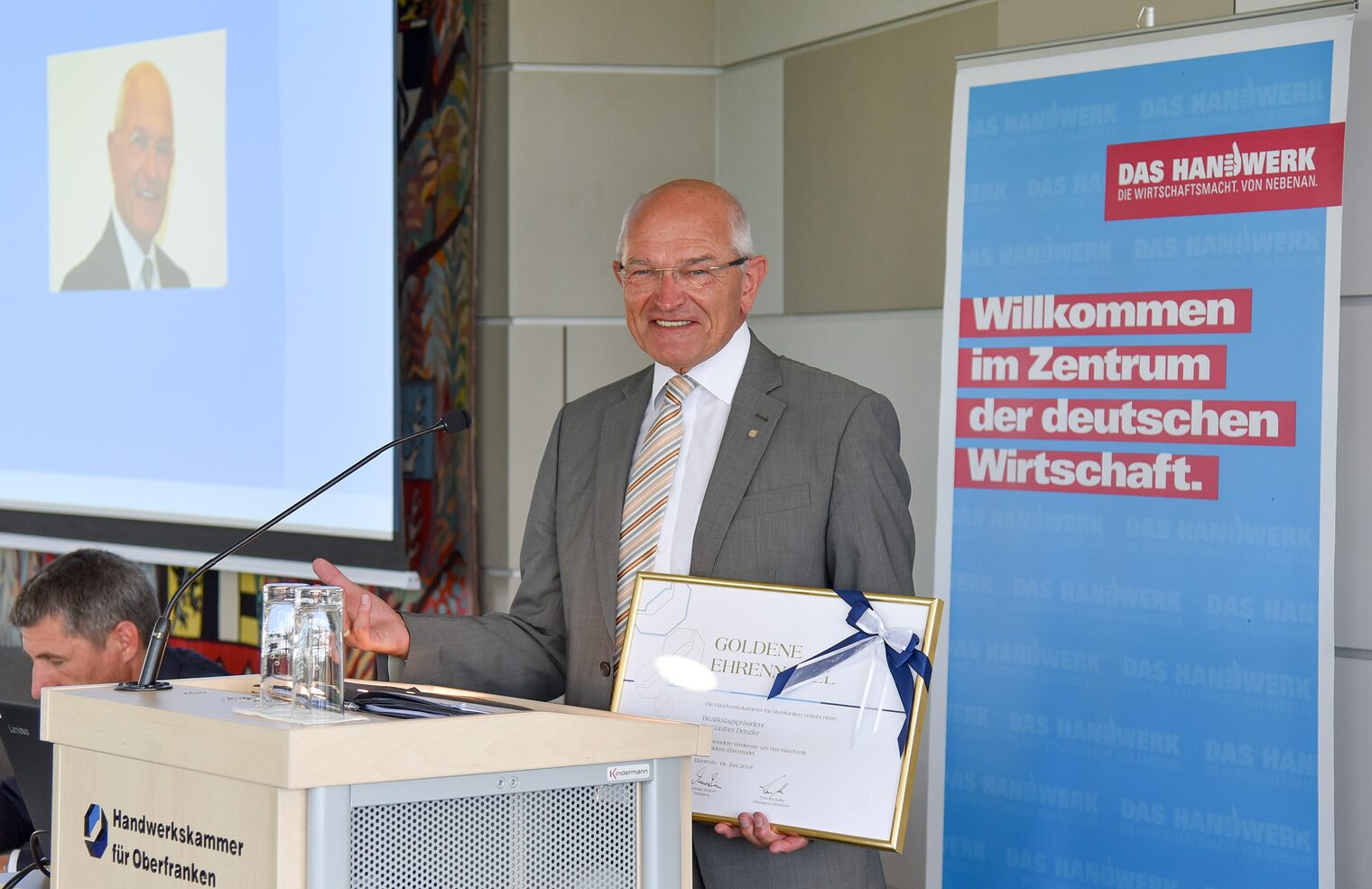 Sichtlich stolz bedankte sich Dr. Günther Denzler für die Würdigung durch das oberfränkische Handwerk.