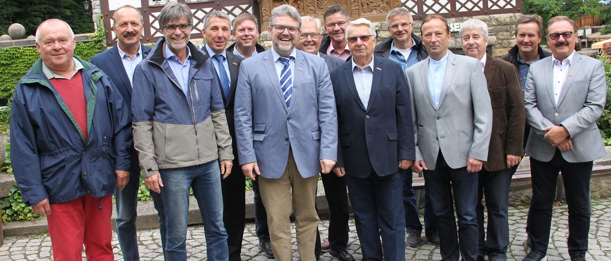 Austauschen, miteinander und voneinander profitieren - das war das Ansinnen des Treffens der Vorstände und der Geschäftsführungen der Handwerkskammer für Ostthüringen und der Handwerkskammer für Oberfranken in Saalfeld. Austauschen, miteinander und voneinander profitieren - das war das Ansinnen des Treffens der Vorstände und der Geschäftsführungen der Handwerkskammer für Ostthüringen und der Handwerkskammer für Oberfranken in Saalfeld.