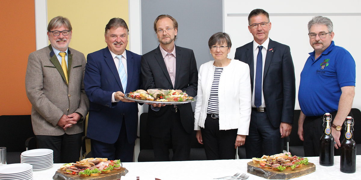 Guido Winter, Kulmbachs Landrat Klaus Peter Söllner (von links), Stephan Ertl vom Hotel- und Gaststättenverband, Christian Herpich von der Handwerkskammer und Oberfrankens Regierungspräsidentin Heidrun Piwernetz (von rechts) stellten gemeinsam Norbert Heimbeck als Geschäftsführer der Genussregion Oberfranken vor. Guido Winter, Kulmbachs Landrat Klaus Peter Söllner (von links), Stephan Ertl vom Hotel- und Gaststättenverband, Christian Herpich von der Handwerkskammer und Oberfrankens Regierungspräsidentin Heidrun Piwernetz (von rechts) stellten gemeinsam Norbert Heimbeck als Geschäftsführer der Genussregion Oberfranken vor.