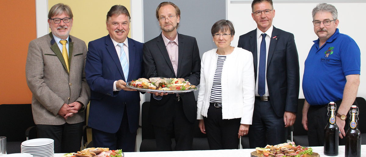 Guido Winter, Kulmbachs Landrat Klaus Peter Söllner (von links), Stephan Ertl vom Hotel- und Gaststättenverband, Christian Herpich von der Handwerkskammer und Oberfrankens Regierungspräsidentin Heidrun Piwernetz (von rechts) stellten gemeinsam Norbert Heimbeck als Geschäftsführer der Genussregion Oberfranken vor. Guido Winter, Kulmbachs Landrat Klaus Peter Söllner (von links), Stephan Ertl vom Hotel- und Gaststättenverband, Christian Herpich von der Handwerkskammer und Oberfrankens Regierungspräsidentin Heidrun Piwernetz (von rechts) stellten gemeinsam Norbert Heimbeck als Geschäftsführer der Genussregion Oberfranken vor.