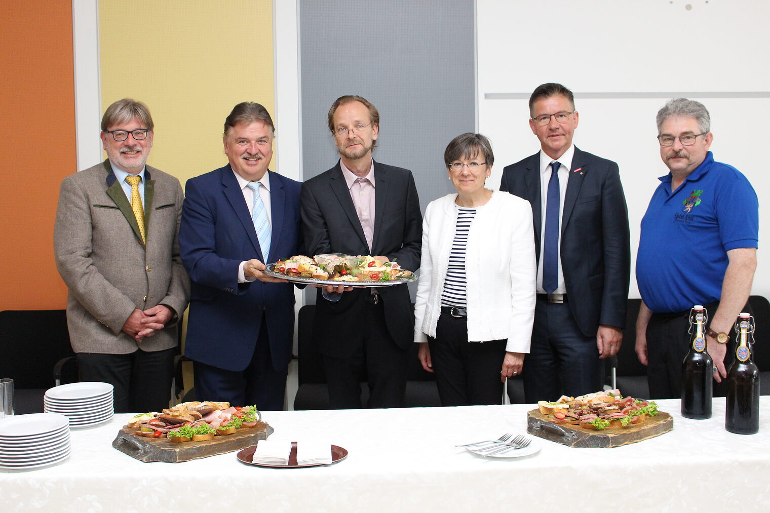 Guido Winter, Kulmbachs Landrat Klaus Peter Söllner (von links), Stephan Ertl vom Hotel- und Gaststättenverband, Christian Herpich von der Handwerkskammer und Oberfrankens Regierungspräsidentin Heidrun Piwernetz (von rechts) stellten gemeinsam Norbert Heimbeck als Geschäftsführer der Genussregion Oberfranken vor.