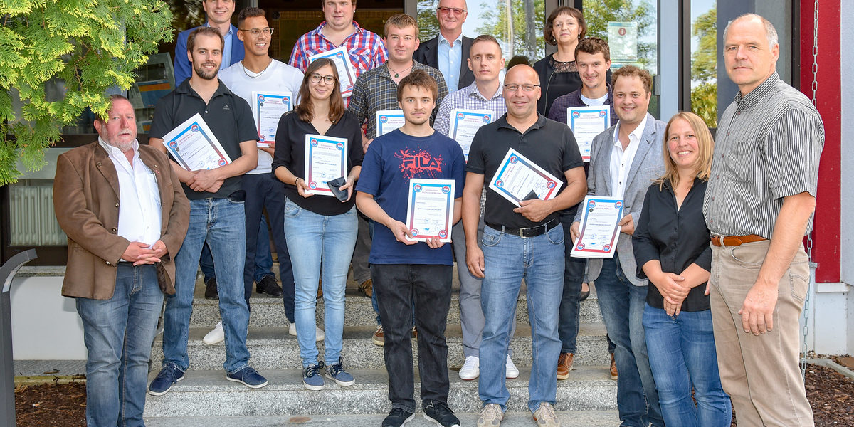 Stolze Absolventen und stolze Ausbilder: An der HWK für Oberfranken haben jetzt neun Internationale Scheißfachmänner- und eine Internationale Schweißfachfrau ihren Abschluss gemeistert. Stolze Absolventen und stolze Ausbilder: An der HWK für Oberfranken haben jetzt neun Internationale Scheißfachmänner- und eine Internationale Schweißfachfrau ihren Abschluss gemeistert.
