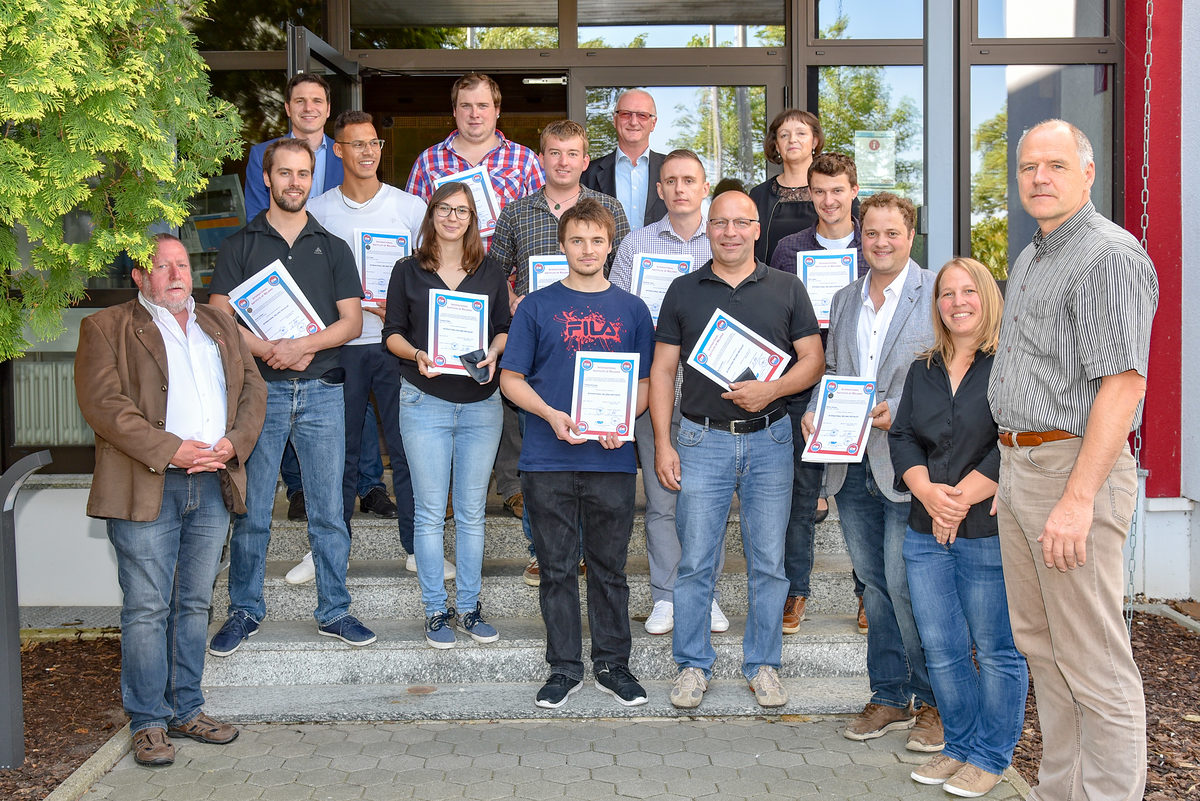 Stolze Absolventen und stolze Ausbilder: An der HWK für Oberfranken haben jetzt neun Internationale Schweißfachmänner- und eine Internationale Schweißfachfrau ihren Abschluss gemeistert. Stolze Absolventen und stolze Ausbilder: An der HWK für Oberfranken haben jetzt neun Internationale Schweißfachmänner- und eine Internationale Schweißfachfrau ihren Abschluss gemeistert.