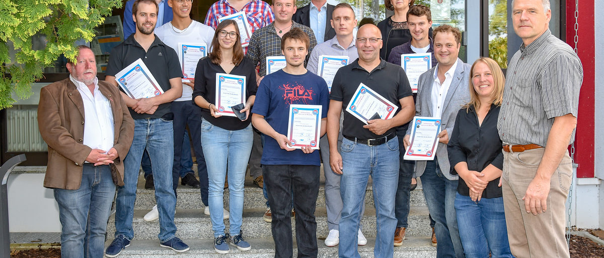 Stolze Absolventen und stolze Ausbilder: An der HWK für Oberfranken haben jetzt neun Internationale Schweißfachmänner- und eine Internationale Schweißfachfrau ihren Abschluss gemeistert. Stolze Absolventen und stolze Ausbilder: An der HWK für Oberfranken haben jetzt neun Internationale Schweißfachmänner- und eine Internationale Schweißfachfrau ihren Abschluss gemeistert.