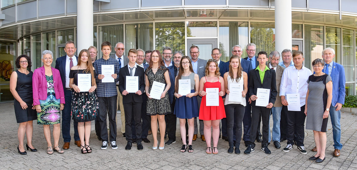 Eine starke Gruppe (ehemaliger) Schülerinnen und Schüler des großen Schulamtsbezirks Bayreuth glänzten bei ihren Mittelschulabschlüssen mit starken Leistungen. Die Absolventinnen und Absolventen (mit Urkunden von links) Antonia Sophia Niewerth, Lukas Notnagel (beide Private Montessori-Schule Bayreuth), Fabian Gaudig, Celina Schlegel (beide Mittelschule Weidenberg), Korina Vinkovic (Albert-Schweitzer-Schule), Alisha Regn (Mittelschule St. Georgen), Johanna Ninaus (Gesamtschule Hollfeld), Nick Müller (Mittelschule Speichersdorf) und Maximilian Cebaev (Mittelschule St. Georgen). Eine starke Gruppe (ehemaliger) Schülerinnen und Schüler des großen Schulamtsbezirks Bayreuth glänzten bei ihren Mittelschulabschlüssen mit starken Leistungen. Die Absolventinnen und Absolventen (mit Urkunden von links) Antonia Sophia Niewerth, Lukas Notnagel (beide Private Montessori-Schule Bayreuth), Fabian Gaudig, Celina Schlegel (beide Mittelschule Weidenberg), Korina Vinkovic (Albert-Schweitzer-Schule), Alisha Regn (Mittelschule St. Georgen), Johanna Ninaus (Gesamtschule Hollfeld), Nick Müller (Mittelschule Speichersdorf) und Maximilian Cebaev (Mittelschule St. Georgen).