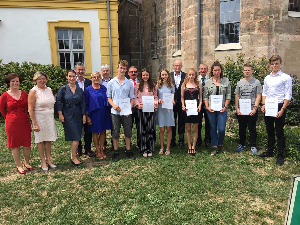 Neben dem Zeugnis haben die besten Absolventinnen und Absolventen der Mittelschulen im Schulamtsbezirk Forchheim nun einen zweiten Nachweis über ihre tollen Leistungen. Die tollen Absolventen (mit Urkunden von links) Lennard Schmid, Annalena Igel, Paula Stengel (alle MS Ebermannstadt), Lisa Merz (MS Gräfenberg), Ronja Schubert (MS Eggolsheim), Leon Walz und Jonathan Jung (beide MS Neunkirchen am Brand). Neben dem Zeugnis haben die besten Absolventinnen und Absolventen der Mittelschulen im Schulamtsbezirk Forchheim nun einen zweiten Nachweis über ihre tollen Leistungen. Die tollen Absolventen (mit Urkunden von links) Lennard Schmid, Annalena Igel, Paula Stengel (alle MS Ebermannstadt), Lisa Merz (MS Gräfenberg), Ronja Schubert (MS Eggolsheim), Leon Walz und Jonathan Jung (beide MS Neunkirchen am Brand).