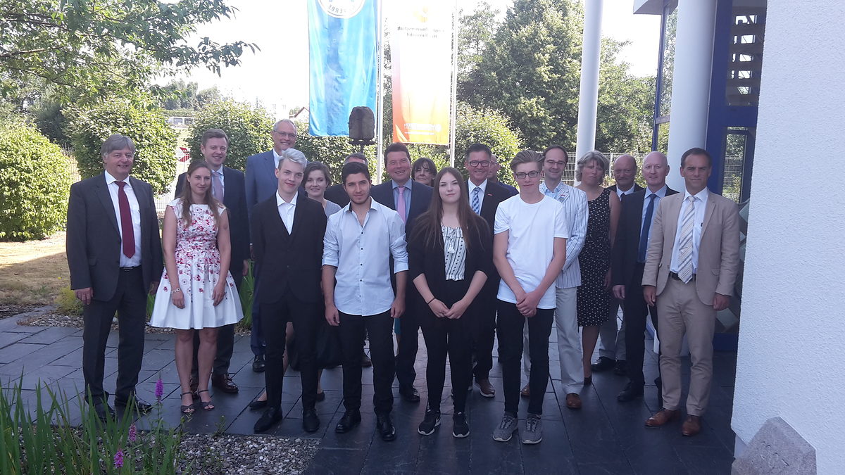 Ehre, wem Ehre gebührt. Entsprechend hatten sich viele Ehrengäste eingefunden, um die besten Absolventen der Mittelschulen im Schulamtsbezirk Hof zu würdigen: Jack Söllner (Mittelschule Bayerisches Vogtland Feilitzsch), Norick Pellegrino (Münster-Mittelschule Hof), Jana Klose und Jakob Keidel (beide Mittelschule Frankenwald Naila, vorne von links). Ehre, wem Ehre gebührt. Entsprechend hatten sich viele Ehrengäste eingefunden, um die besten Absolventen der Mittelschulen im Schulamtsbezirk Hof zu würdigen: Jack Söllner (Mittelschule Bayerisches Vogtland Feilitzsch), Norick Pellegrino (Münster-Mittelschule Hof), Jana Klose und Jakob Keidel (beide Mittelschule Frankenwald Naila, vorne von links).
