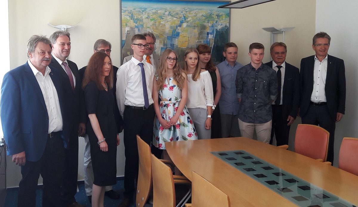 Im Schulamtsbezirk Kronach hatten sechs ehemalige Mittelschülerinnen und Mittelschüler bei ihren Abschlüssen hervorragende Ergebnisse erzielt. Die Jugendlichen von links: Thomas Melcher (GMS Pressig), Lena Ferner, (GMS Pressig), Linnea Bock von Wülfingen (Gottfried-Neukam-MS), Katharina Erhardt (Gottfried-Neukam-MS), Jack Gottschling (Gottfried-Neukam-MS) und Leon Schmitt (Gottfried-Neukam-MS). Im Schulamtsbezirk Kronach hatten sechs ehemalige Mittelschülerinnen und Mittelschüler bei ihren Abschlüssen hervorragende Ergebnisse erzielt. Die Jugendlichen von links: Thomas Melcher (GMS Pressig), Lena Ferner, (GMS Pressig), Linnea Bock von Wülfingen (Gottfried-Neukam-MS), Katharina Erhardt (Gottfried-Neukam-MS), Jack Gottschling (Gottfried-Neukam-MS) und Leon Schmitt (Gottfried-Neukam-MS).