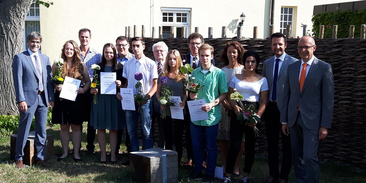 Strahlten mit der Sonne um die Wette: Die besten Abschlüsse des Jahrgangs 2017/18 im Schulamtsbezirk Lichtenfels legten (Schüler vorne von links) Janina Wagner (Adam-Riese-Schule Bad Staffelstein), Michaela Schmitt, Danny Murmurachi (beide Herzog Otto-Schule Lichtenfels), Judith Wicklein und Clemens Deerberg (beide MS Altenkunstadt) ab. Fedaa Hakare von der Herzog Otto-Schule Lichtenfels wurde zusätzlich ausgezeichnet, weil sie ihren Quali nur zwei Jahren nach der Einreise nach Deutschland mit 1,7 schaffte. Strahlten mit der Sonne um die Wette: Die besten Abschlüsse des Jahrgangs 2017/18 im Schulamtsbezirk Lichtenfels legten (Schüler vorne von links) Janina Wagner (Adam-Riese-Schule Bad Staffelstein), Michaela Schmitt, Danny Murmurachi (beide Herzog Otto-Schule Lichtenfels), Judith Wicklein und Clemens Deerberg (beide MS Altenkunstadt) ab. Fedaa Hakare von der Herzog Otto-Schule Lichtenfels wurde zusätzlich ausgezeichnet, weil sie ihren Quali nur zwei Jahren nach der Einreise nach Deutschland mit 1,7 schaffte.