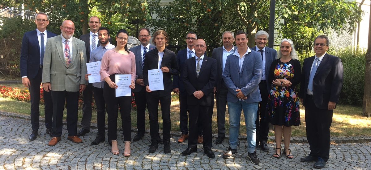 Absolventen und Ehrengäste genossen die Feierstunde zu Ehren der tollen Leistungen, die Hüseyin Cem Sahin (Dr.-Franz-Bogner MS Selb), Sahra Alibabic, Jonas Rocktäschel (vorne mit Urkunden) und Tim Zauner (vierter von rechts, alle Alexander-von-Humboldt Mittelschule Marktredwitz) bei ihrem Mittelschulabschluss erreicht haben. Sie sind damit die beste Schülerin und besten Schüler im Schulamtsbezirk Wunsiedel. Absolventen und Ehrengäste genossen die Feierstunde zu Ehren der tollen Leistungen, die Hüseyin Cem Sahin (Dr.-Franz-Bogner MS Selb), Sahra Alibabic, Jonas Rocktäschel (vorne mit Urkunden) und Tim Zauner (vierter von rechts, alle Alexander-von-Humboldt Mittelschule Marktredwitz) bei ihrem Mittelschulabschluss erreicht haben. Sie sind damit die beste Schülerin und besten Schüler im Schulamtsbezirk Wunsiedel.