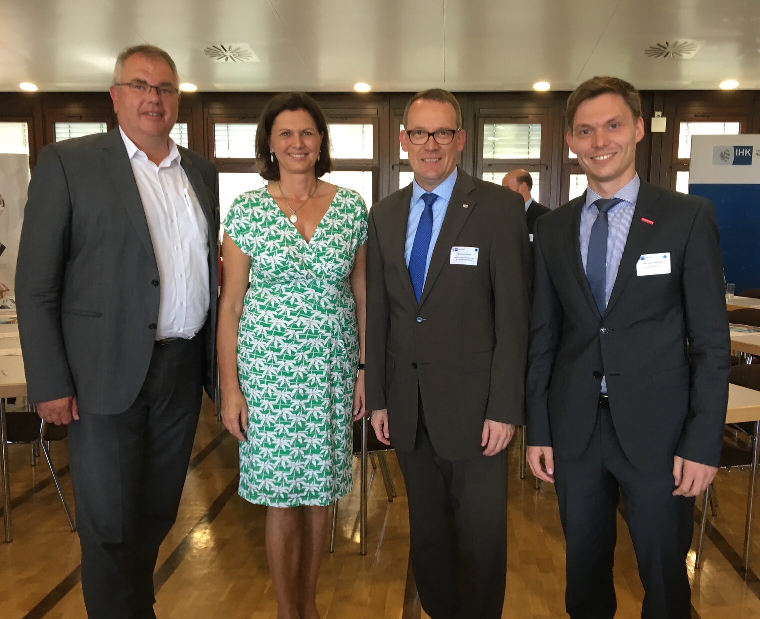 Stehen gemeinsam für die Forderungen Oberfrankens, die im 12-Punkte-Programm Verkehr an Verkehrsministerin Ilse Aigner gerichtet sind: Michael Möschel und Wolfgang Brehm von der IHK für Oberfranken Bayreuth und Benedikt Helldörfer von der HWK für Oberfranken (von links).