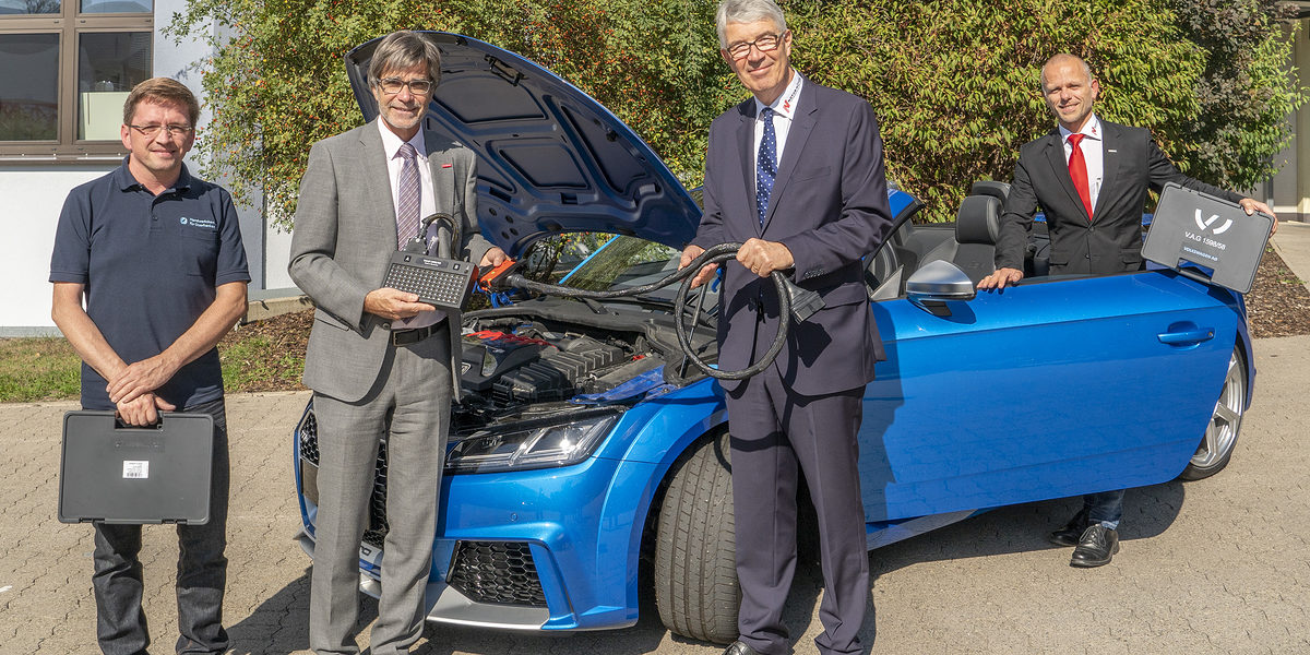Hochmodernes Prüfequipment für ein hochmodernes Auto: Heiko Leupold und Andreas Rempe von der Motor-Nützel-Gruppe übergeben an HWK-Hauptgeschäftsführer Thomas Koller und den Ausbildungsmeister im Kfz-Bereich, Gerhard Schmökel, Prüfmittelwerkzeuge (von rechts). Hochmodernes Prüfequipment für ein hochmodernes Auto: Heiko Leupold und Andreas Rempe von der Motor-Nützel-Gruppe übergeben an HWK-Hauptgeschäftsführer Thomas Koller und den Ausbildungsmeister im Kfz-Bereich, Gerhard Schmökel, Prüfmittelwerkzeuge (von rechts).