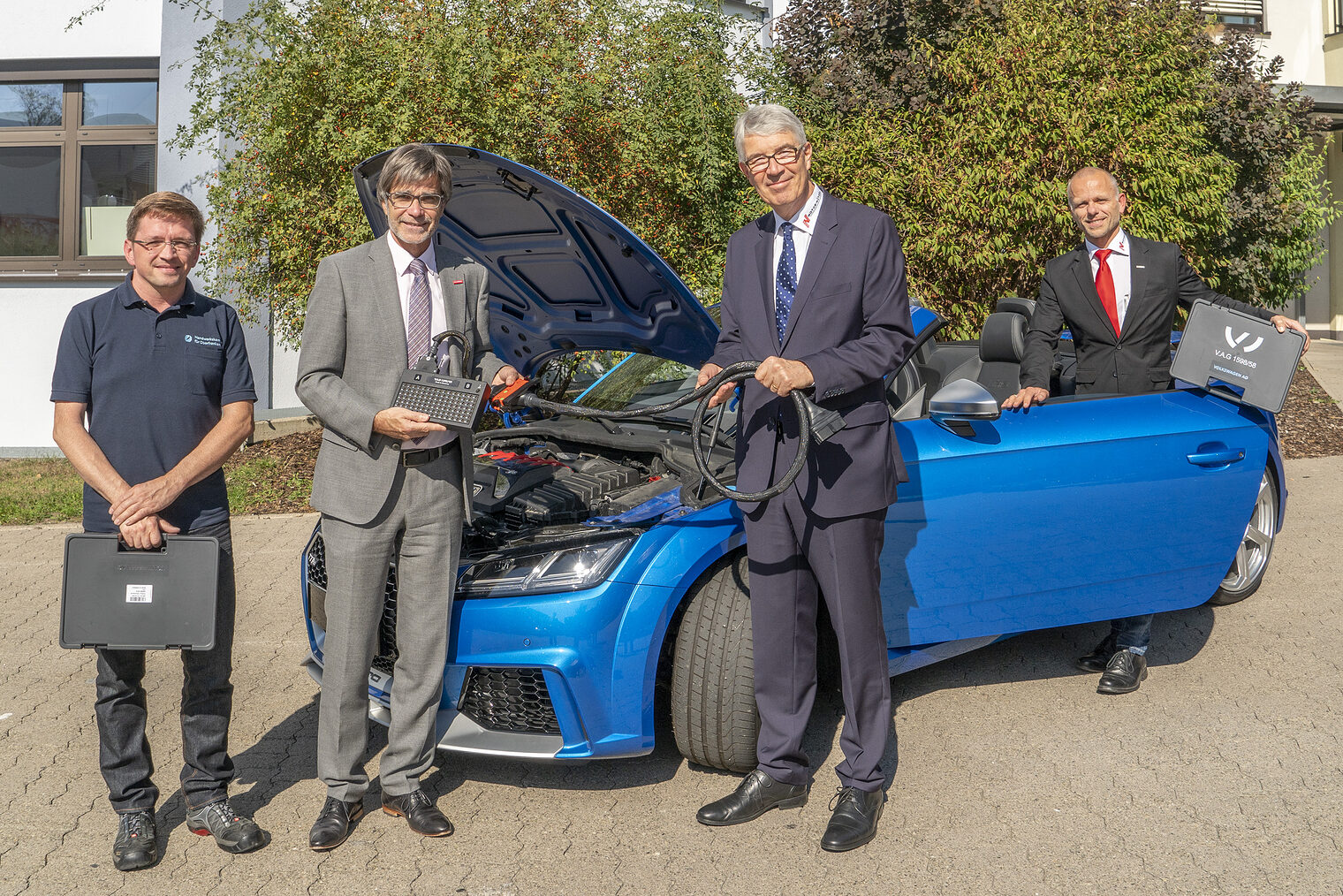 Hochmodernes Prüfequipment für ein hochmodernes Auto: Heiko Leupold und Andreas Rempe von der Motor-Nützel-Gruppe übergeben an HWK-Hauptgeschäftsführer Thomas Koller und den Ausbildungsmeister im Kfz-Bereich, Gerhard Schmökel, Prüfmittelwerkzeuge (von rechts). 