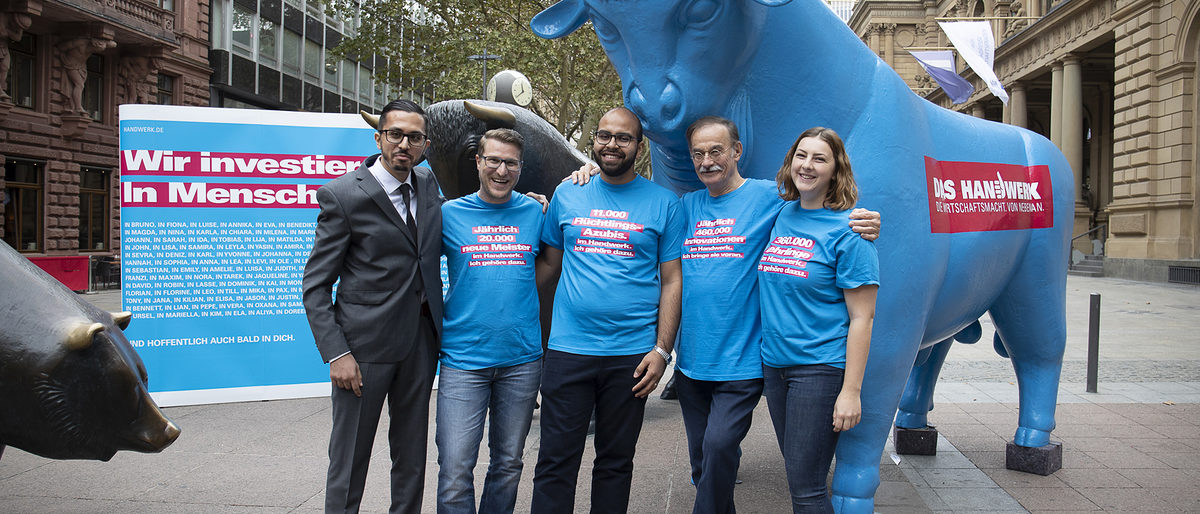 Im Vorfeld des Tags des Handwerks überragte ein vom Zentralverband des Deutschen Handwerks (ZDH) installierter überdimensionaler blauer Bulle den Börsenbullen vor der Frankfurter Börse. Das Zeichen: Das Handwerk investiert in Menschen! Im Vorfeld des Tags des Handwerks überragte ein vom Zentralverband des Deutschen Handwerks (ZDH) installierter überdimensionaler blauer Bulle den Börsenbullen vor der Frankfurter Börse. Das Zeichen: Das Handwerk investiert in Menschen!