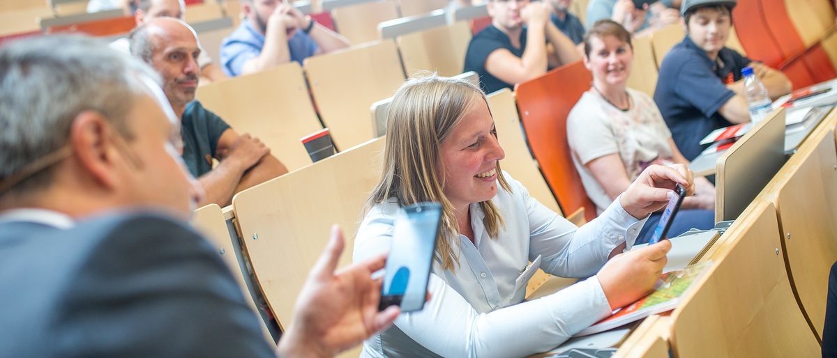 Gegen die professionellen Angriffe durch Live-Hacker Sebastian Schreiber war auch die Projektleiterin des Kompetenzzentrums Digitales Handwerk (KDH), Dipl.-Ing. Johanna Erlbacher, nicht gefeit. Gegen die professionellen Angriffe durch Live-Hacker Sebastian Schreiber war auch die Projektleiterin des Kompetenzzentrums Digitales Handwerk (KDH), Dipl.-Ing. Johanna Erlbacher, nicht gefeit.