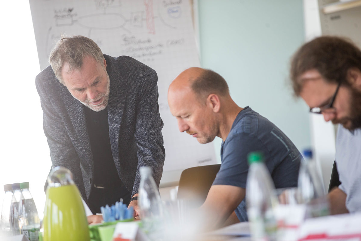 Werner Schmit vom Bundestechnologiezentrum für Elektro- und Informationstechnik in Oldenburg erarbeitete in intensiven Workshops mit den Teilnehmern erste IT-Sicherheitsstrukturen. Werner Schmit vom Bundestechnologiezentrum für Elektro- und Informationstechnik in Oldenburg erarbeitete in intensiven Workshops mit den Teilnehmern erste IT-Sicherheitsstrukturen.