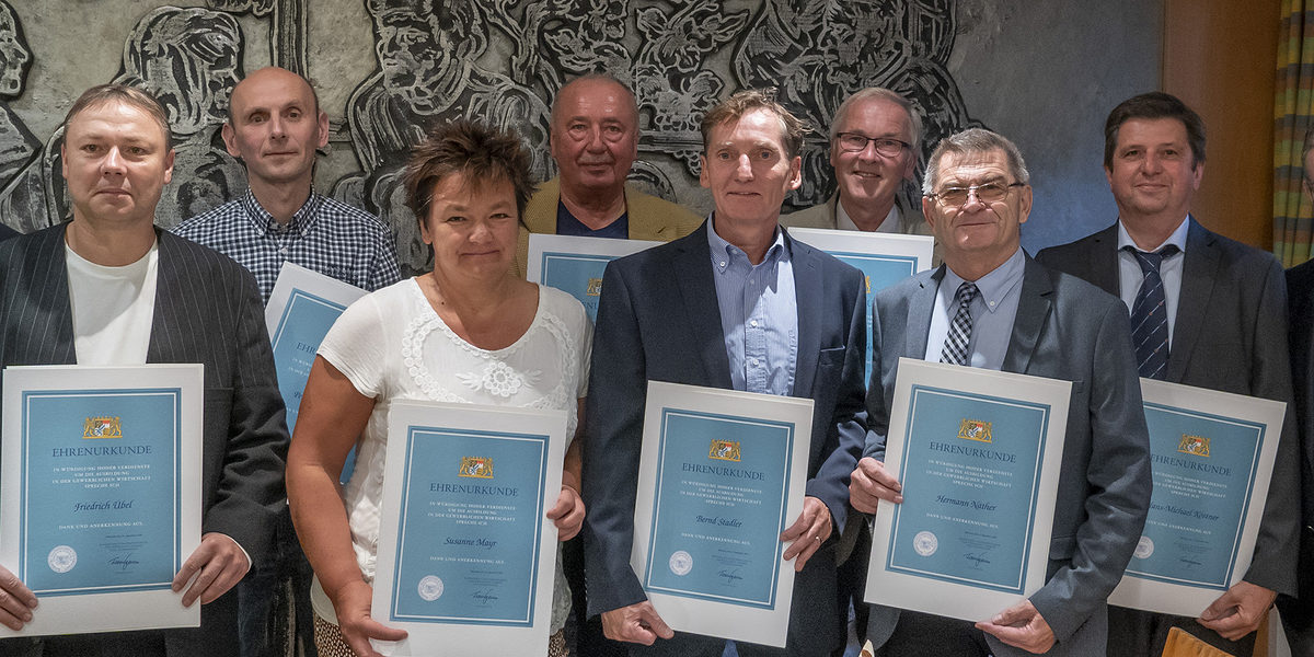 HWK-Hauptgeschäftsführer Thomas Koller (links) und HWK-Präsident Thomas Zimmer (rechts) zeichneten mit Friedrich Übel, Peter Reikanhas, Susanne Mayr, Heinz Wanderer, Bernd Stadler, Friedrich Gölkel, Hermann Näther und Hans-Michael Köstner (von links) die Verdienten Ausbilder des oberfränkischen Handwerks 2018 aus. HWK-Hauptgeschäftsführer Thomas Koller (links) und HWK-Präsident Thomas Zimmer (rechts) zeichneten mit Friedrich Übel, Peter Reikanhas, Susanne Mayr, Heinz Wanderer, Bernd Stadler, Friedrich Gölkel, Hermann Näther und Hans-Michael Köstner (von links) die Verdienten Ausbilder des oberfränkischen Handwerks 2018 aus.