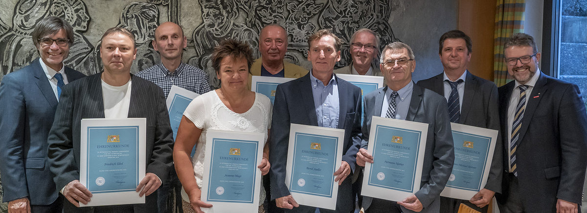 HWK-Hauptgeschäftsführer Thomas Koller (links) und HWK-Präsident Thomas Zimmer (rechts) zeichneten mit Friedrich Übel, Peter Reikanhas, Susanne Mayr, Heinz Wanderer, Bernd Stadler, Friedrich Gölkel, Hermann Näther und Hans-Michael Köstner (von links) die Verdienten Ausbilder des oberfränkischen Handwerks 2018 aus. HWK-Hauptgeschäftsführer Thomas Koller (links) und HWK-Präsident Thomas Zimmer (rechts) zeichneten mit Friedrich Übel, Peter Reikanhas, Susanne Mayr, Heinz Wanderer, Bernd Stadler, Friedrich Gölkel, Hermann Näther und Hans-Michael Köstner (von links) die Verdienten Ausbilder des oberfränkischen Handwerks 2018 aus.