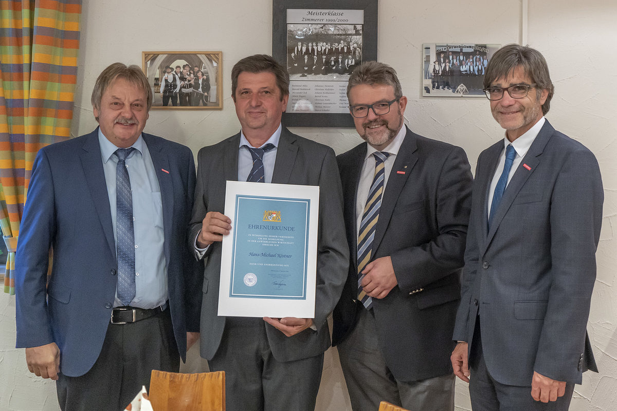 Kronachs Kreishandwerksmeister Heinrich Schneider mit Hans-Michael Köstner, HWK-Präsident Thomas Zimmer und Hauptgeschäftsführer Thomas Koller (von links). Kronachs Kreishandwerksmeister Heinrich Schneider mit Hans-Michael Köstner, HWK-Präsident Thomas Zimmer und Hauptgeschäftsführer Thomas Koller (von links).