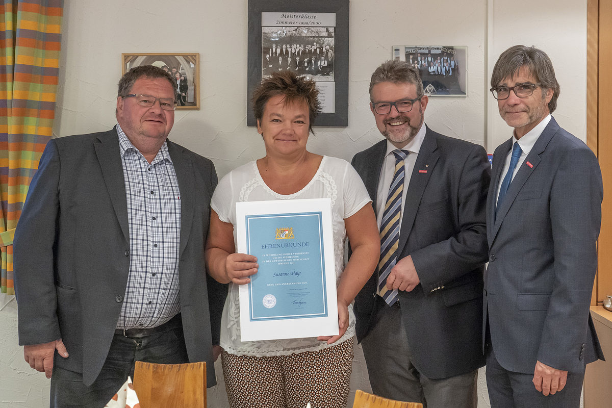 Lichtenfels Kreishandwerksmeister Mathias Söllner mit Susanne Mayr, HWK-Präsident Thomas Zimmer und Hauptgeschäftsführer Thomas Koller (von links). Lichtenfels Kreishandwerksmeister Mathias Söllner mit Susanne Mayr, HWK-Präsident Thomas Zimmer und Hauptgeschäftsführer Thomas Koller (von links).