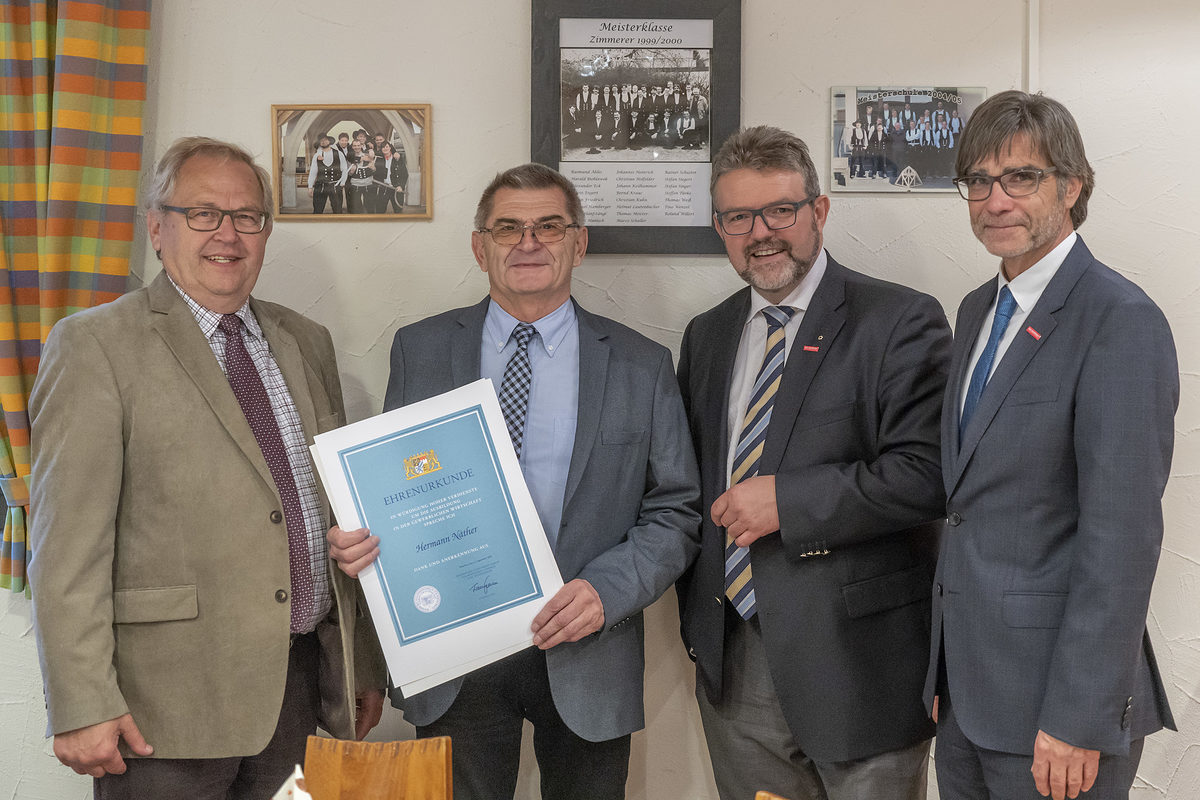 Bayreuths Kreishandwerksmeister Peter Engelbrecht mit Hermann Näther, HWK-Präsident Thomas Zimmer und Hauptgeschäftsführer Thomas Koller (von links). Bayreuths Kreishandwerksmeister Peter Engelbrecht mit Hermann Näther, HWK-Präsident Thomas Zimmer und Hauptgeschäftsführer Thomas Koller (von links).