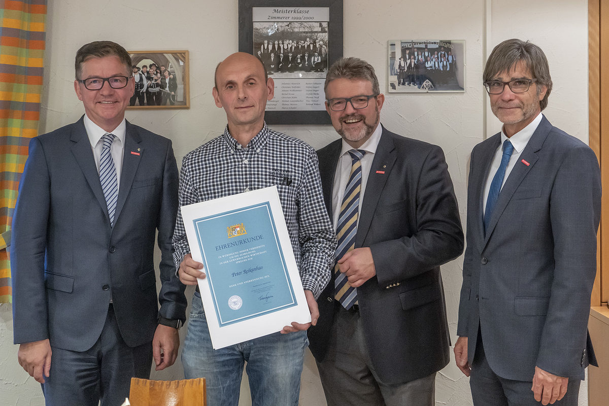 Hochfrankens Kreishandwerksmeister Christian Herpich mit Peter Reikanhas, HWK-Präsident Thomas Zimmer und Hauptgeschäftsführer Thomas Koller (von links). Hochfrankens Kreishandwerksmeister Christian Herpich mit Peter Reikanhas, HWK-Präsident Thomas Zimmer und Hauptgeschäftsführer Thomas Koller (von links).
