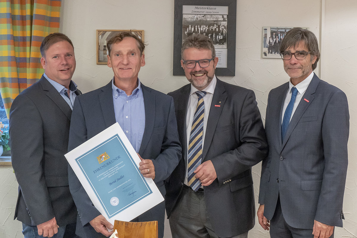Coburgs Kreishandwerksmeister Jens Beland mit Bernd Stadler, HWK-Präsident Thomas Zimmer und Hauptgeschäftsführer Thomas Koller (von links). Coburgs Kreishandwerksmeister Jens Beland mit Bernd Stadler, HWK-Präsident Thomas Zimmer und Hauptgeschäftsführer Thomas Koller (von links).