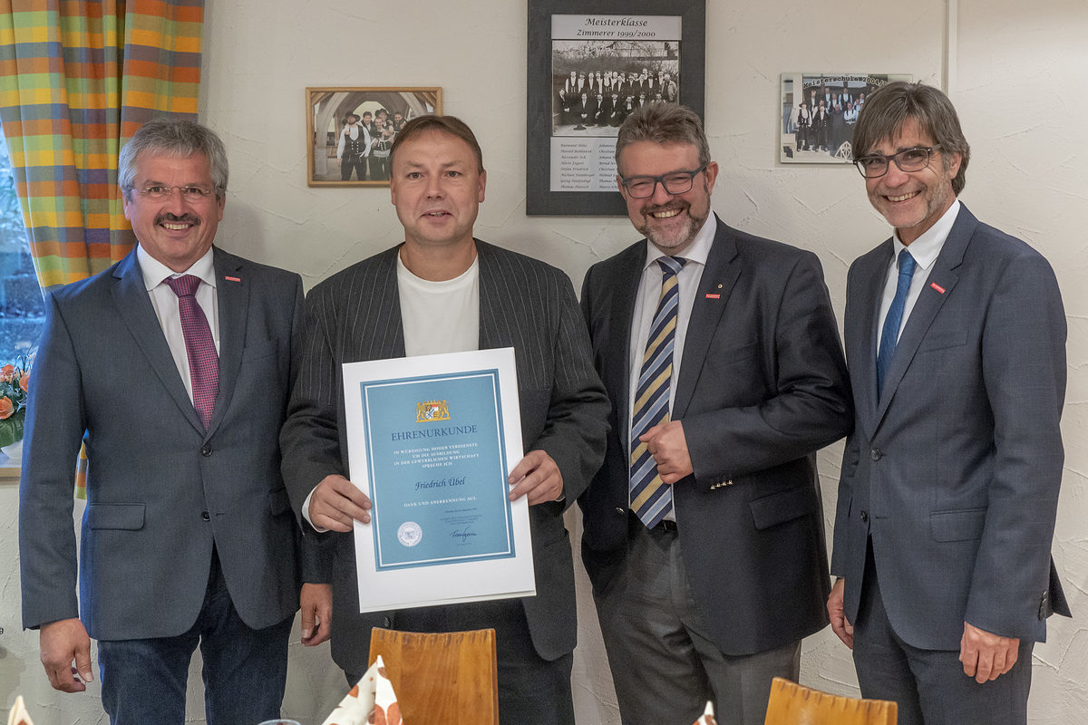 Bambergs Kreishandwerksmeister Manfred Amon mit Friedrich Übel, HWK-Präsident Thomas Zimmer und Hauptgeschäftsführer Thomas Koller (von links). Bambergs Kreishandwerksmeister Manfred Amon mit Friedrich Übel, HWK-Präsident Thomas Zimmer und Hauptgeschäftsführer Thomas Koller (von links).