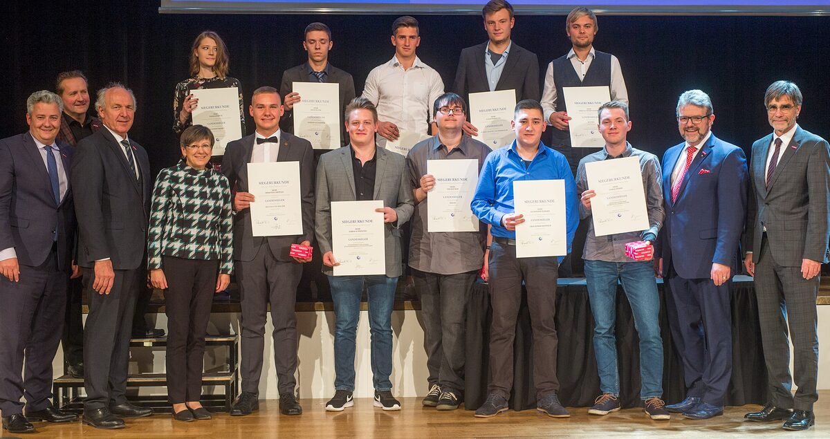 Die oberfränkischen Landessiegerinnen und Landessieger des Leistungswettbewerbs des Deutschen Handwerks 2018, die bei der bayernweiten Abschlussfeier in Bamberg ausgezeichnet wurden.