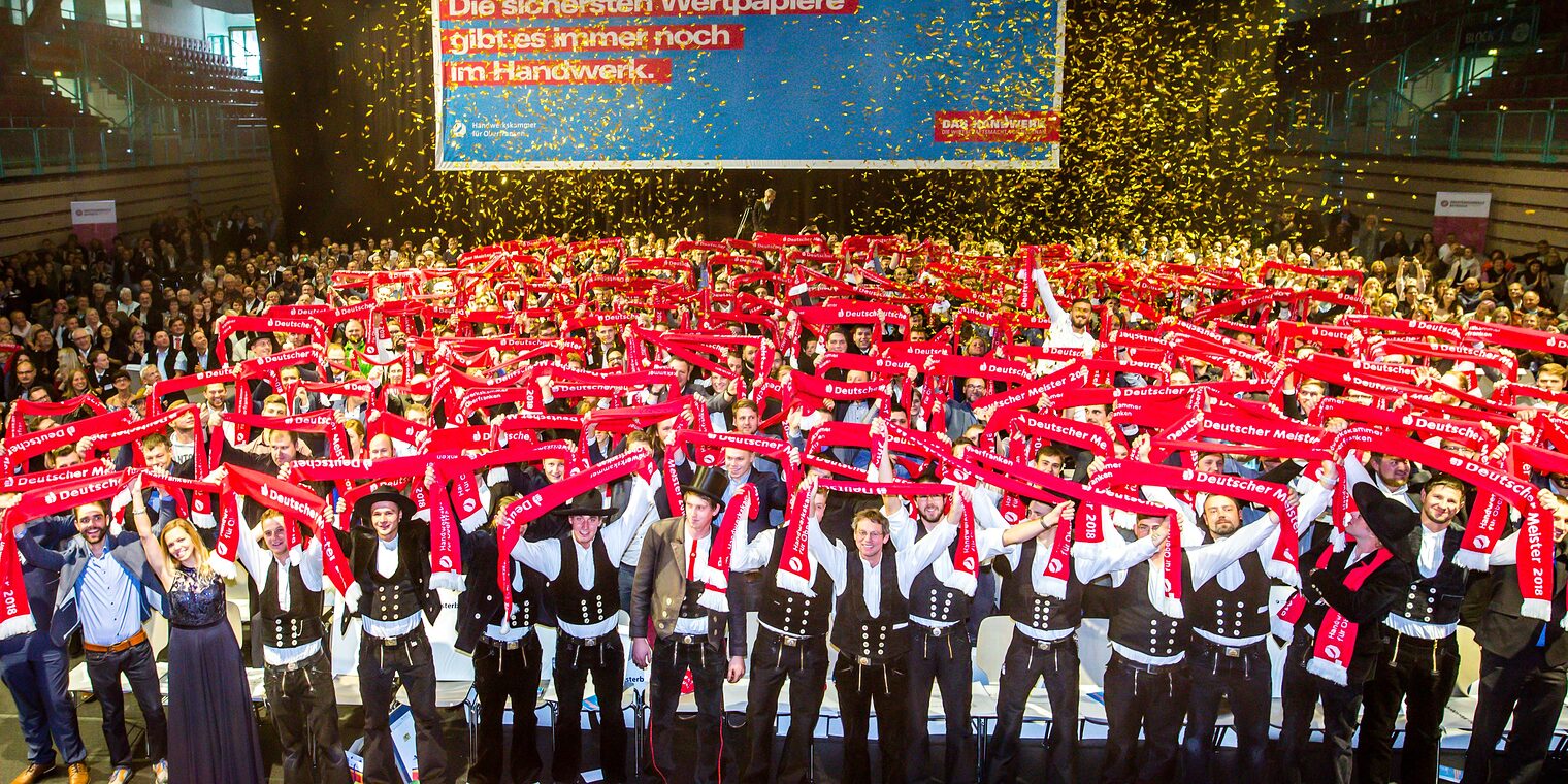 Goldregen für die 350 neuen Handwerksmeisterinnen und Handwerksmeister, die an der HWK für Oberfranken ihre Meisterschule erfolgreich absolviert haben.