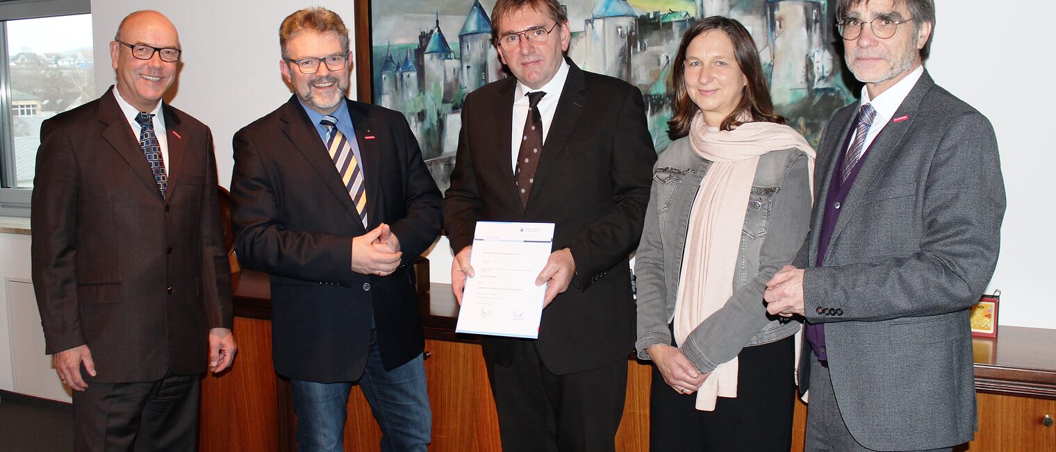 Assessor Hans-Karl Bauer, HWK-Präsident Thomas Zimmer, Alexander und Susanne Fischer und Hauptgeschäftsführer Thomas Koller bei der Vereidigung und öffentlicher Bestellung zum Sachverständigen. Foto: HWK für Oberfranken Assessor Hans-Karl Bauer, HWK-Präsident Thomas Zimmer, Alexander und Susanne Fischer und Hauptgeschäftsführer Thomas Koller bei der Vereidigung und öffentlicher Bestellung zum Sachverständigen. Foto: HWK für Oberfranken