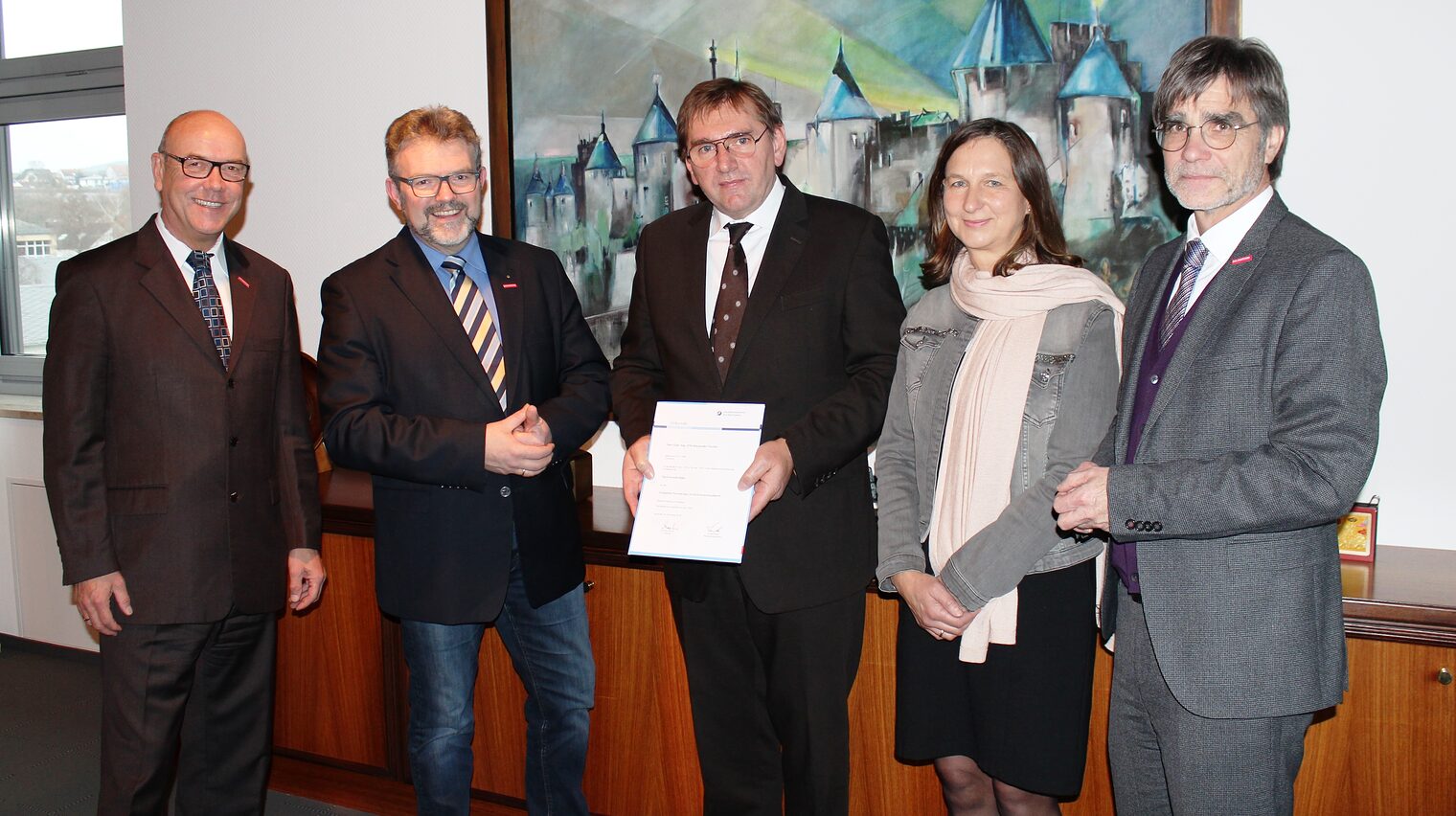 Assessor Hans-Karl Bauer, HWK-Präsident Thomas Zimmer, Alexander und Susanne Fischer und Hauptgeschäftsführer Thomas Koller bei der Vereidigung und öffentlicher Bestellung zum Sachverständigen. Foto: HWK für Oberfranken