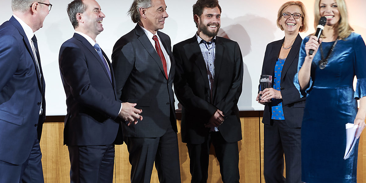 Gute Laune bei der Übergabe des Exportpreises Bayern in der Kategorie Handwerk an Udo Schmidt-Steingraeber, Alban Schmidt-Steingraeber und Cordelia Schmidt-Steingraeber durch Laudator Thomas Pirner (links) und Bayerns Wirtschaftsminister Hubert Aiwanger (2. von links) Gute Laune bei der Übergabe des Exportpreises Bayern in der Kategorie Handwerk an Udo Schmidt-Steingraeber, Alban Schmidt-Steingraeber und Cordelia Schmidt-Steingraeber durch Laudator Thomas Pirner (links) und Bayerns Wirtschaftsminister Hubert Aiwanger (2. von links)