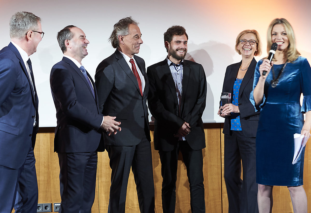 Gute Laune bei der Übergabe des Exportpreises Bayern in der Kategorie Handwerk an Udo Schmidt-Steingraeber, Alban Schmidt-Steingraeber und Cordelia Schmidt-Steingraeber durch Laudator Thomas Pirner (links) und Bayerns Wirtschaftsminister Hubert Aiwanger (2. von links) Gute Laune bei der Übergabe des Exportpreises Bayern in der Kategorie Handwerk an Udo Schmidt-Steingraeber, Alban Schmidt-Steingraeber und Cordelia Schmidt-Steingraeber durch Laudator Thomas Pirner (links) und Bayerns Wirtschaftsminister Hubert Aiwanger (2. von links)