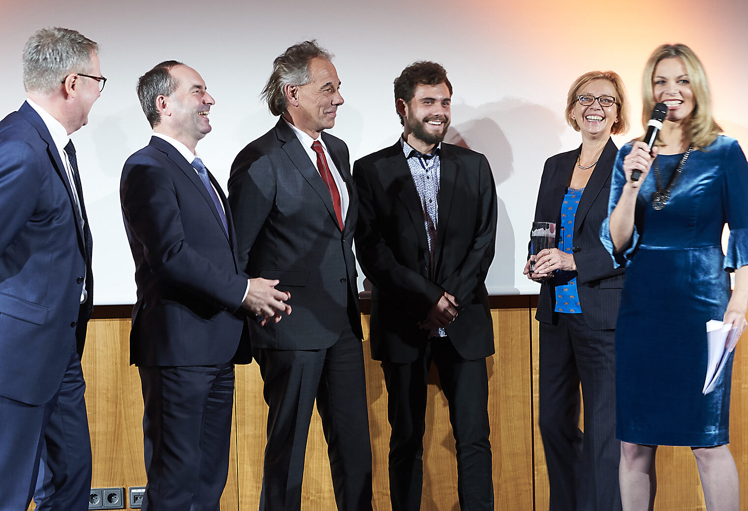 Gute Laune bei der Übergabe des Exportpreises Bayern in der Kategorie Handwerk an Udo Schmidt-Steingraeber, Alban Schmidt-Steingraeber und Cordelia Schmidt-Steingraeber durch Laudator Thomas Pirner (links) und Bayerns Wirtschaftsminister Hubert Aiwanger (2. von links)