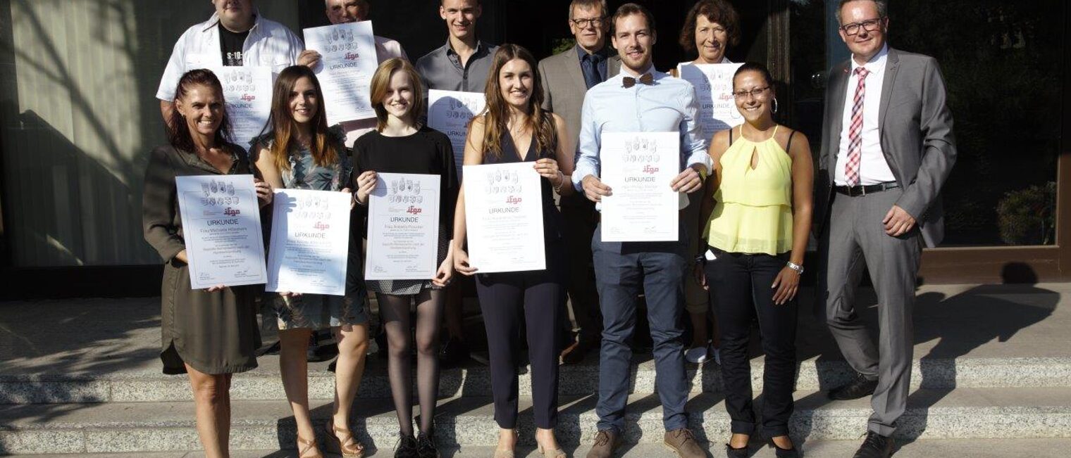 Ein anstrengender Weg liegt hinter ihnen, entsprechend groß ist die Freude bei den 17 neuen geprüften Betriebswirten (HwO), die sich bei der IFGO GmbH qualifiziert haben (einige Absolventen fehlten). Ein anstrengender Weg liegt hinter ihnen, entsprechend groß ist die Freude bei den 17 neuen geprüften Betriebswirten (HwO), die sich bei der IFGO GmbH qualifiziert haben (einige Absolventen fehlten).
