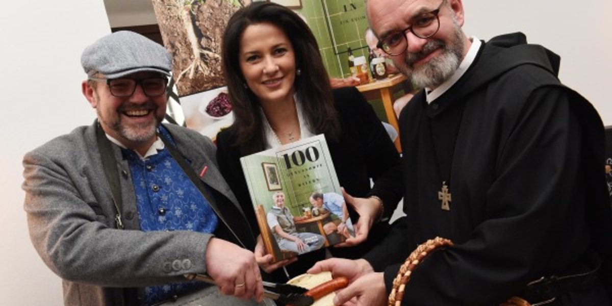 HWK-Präsident Thomas Zimmer (links) und Abt Dr. Beda Maria Sonnenberg präsentierten als Jurymitglieder mit Staatsministerin Michaela Kaniber den genussvollen Reiseführer. ¿100 Genussorte in Bayern ¿ Ein kulinarischer Reiseführer" . Foto: Angelika Warmuth/StMELF Schlagwort(e): München, Bayern
