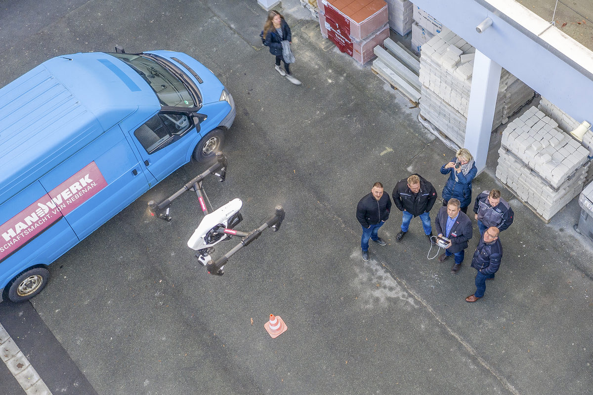 Wenn eine Drohne eine Drohne fotografiert: Bei der ersten Schulung "Drohnen und Multicopter als Werkzeug" des Kompetenzzentrums Digitales Handwerk wurden die Fluggeräte ausführlich getestet. Wenn eine Drohne eine Drohne fotografiert: Bei der ersten Schulung "Drohnen und Multicopter als Werkzeug" des Kompetenzzentrums Digitales Handwerk wurden die Fluggeräte ausführlich getestet.