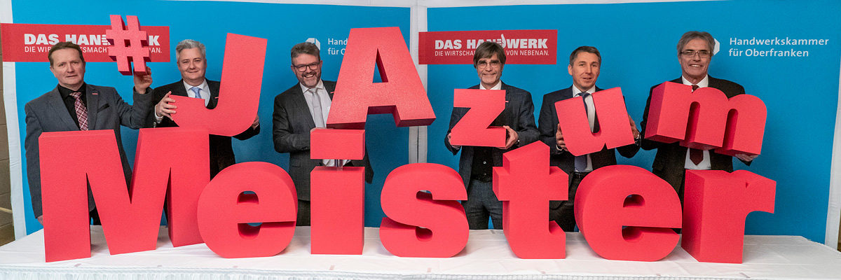 #JAzumMeister ¿ die Handwerkskammer für Oberfranken hat ihr Forderung zur Rückkehr zur Meisterpflicht für einzelne Gewerke plastisch in Szene gesetzt. Die beiden Vizepräsidenten Karl-Peter Wittig und Matthias Graßmann, Präsident Thomas Zimmer, Hauptgeschäftsführer Thomas Koller und die Geschäftsführer der HWK, Rainer Beck und Dr. Bernd Sauer (von links) beim Jahrespressegespräch. #JAzumMeister ¿ die Handwerkskammer für Oberfranken hat ihr Forderung zur Rückkehr zur Meisterpflicht für einzelne Gewerke plastisch in Szene gesetzt. Die beiden Vizepräsidenten Karl-Peter Wittig und Matthias Graßmann, Präsident Thomas Zimmer, Hauptgeschäftsführer Thomas Koller und die Geschäftsführer der HWK, Rainer Beck und Dr. Bernd Sauer (von links) beim Jahrespressegespräch.