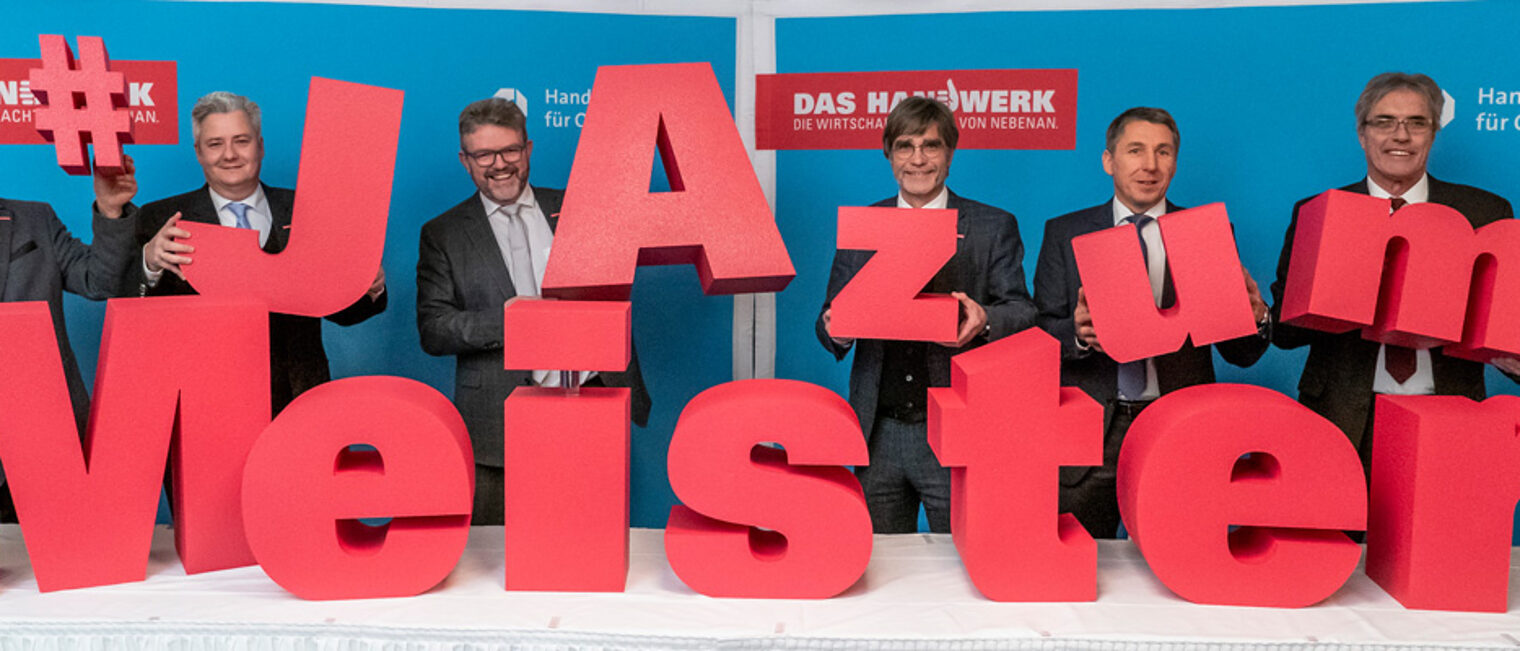 #JAzumMeister ¿ die Handwerkskammer für Oberfranken hat ihr Forderung zur Rückkehr zur Meisterpflicht für einzelne Gewerke plastisch in Szene gesetzt. Die beiden Vizepräsidenten Karl-Peter Wittig und Matthias Graßmann, Präsident Thomas Zimmer, Hauptgeschäftsführer Thomas Koller und die Geschäftsführer der HWK, Rainer Beck und Dr. Bernd Sauer (von links) beim Jahrespressegespräch.