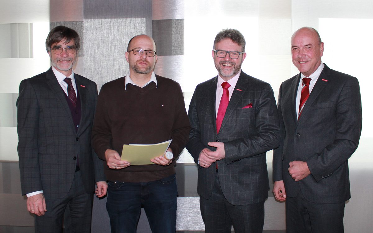 Auf dem Bild von links HWK-Hauptgeschäftsführer Thomas Koller, Michael Sitzmann, den Präsidenten der Handwerkskammer für Oberfranken, Thomas Zimmer und Assessor Hans-Karl Bauer. Auf dem Bild von links HWK-Hauptgeschäftsführer Thomas Koller, Michael Sitzmann, den Präsidenten der Handwerkskammer für Oberfranken, Thomas Zimmer und Assessor Hans-Karl Bauer.
