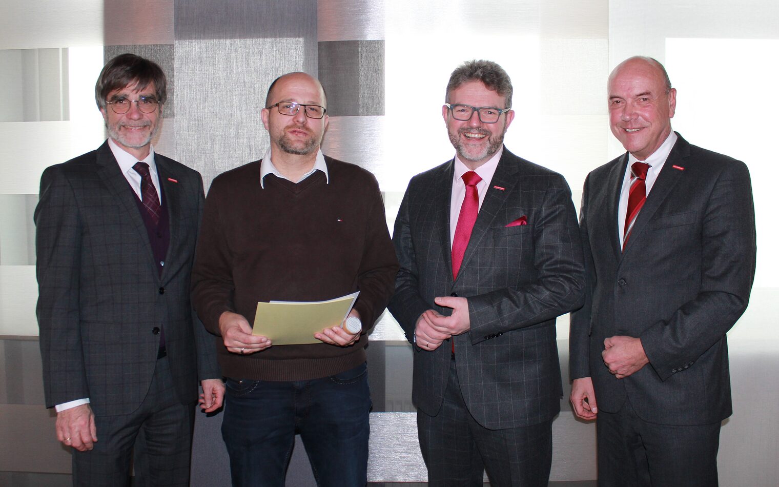 Auf dem Bild von links HWK-Hauptgeschäftsführer Thomas Koller, Michael Sitzmann, den Präsidenten der Handwerkskammer für Oberfranken, Thomas Zimmer und Assessor Hans-Karl Bauer.