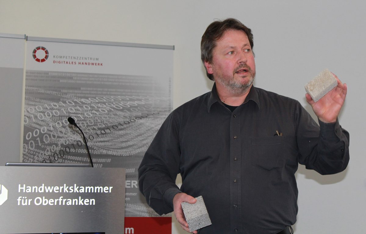 Nicht jeder Stein ist gleich. Christian Franke von den Meier Betonwerken zeigte Einblicke in den Produktionsprozess. Nicht jeder Stein ist gleich. Christian Franke von den Meier Betonwerken zeigte Einblicke in den Produktionsprozess.